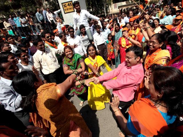 Shiv Sena supporters celebrate at Lalbaug as the municipal corporation elections 2012 results get declared. HT/Vijayanand Gupta.