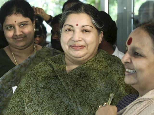 VK Sasikala's banner removed from AIADMK HQ after Dinakaran's arrest