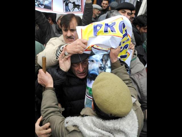 Policemen block members of a civil society committee protesting against stray dogs in Srinagar. AFP/Rouf Bhat