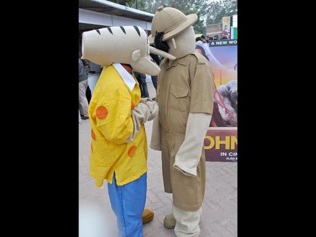 Participants dressed as Supandi and Shikari Shambhu from Tinkle comics chat during the 2nd annual Indian Comic Con in Delhi. HT/Divya Jain