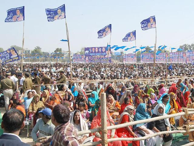Supporters of UP chief minister Mayawati attend a BSP rally in Agra. HT/Avinash Jaiswal