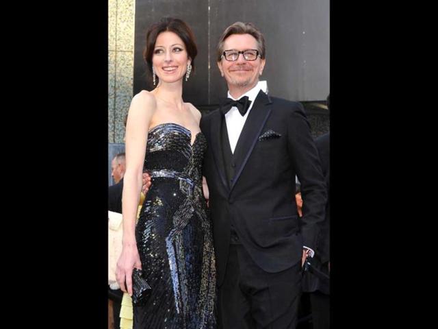 Actor Gary Oldman and his wife Alexandra Edenborough arrive on the red carpet for the 84th Annual Academy Awards on February 26, 2012 in Hollywood, California. (AFP)