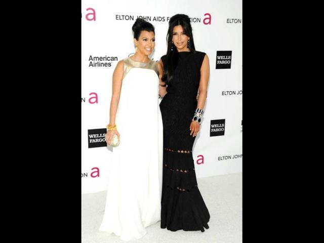 Kourtney-Kardashian-with-sister-Kim-at-the-Elton-John-AIDS-Foundation-Academy-Awards-viewing-party-Photo-AP
