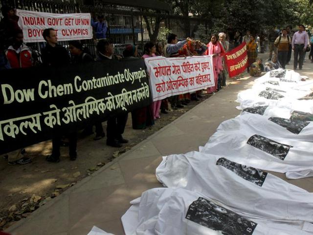 Victims-of-the-1984-Bhopal-Gas-tragedy-pose-as-dead-bodies-during-a-protest-outside-the-sports-ministry-demanding-cancellation-of-Dow-Chemicals-sponsorship-of-the-London-2012-Olympics-in-New-Delhi-AP-Saurabh-Das