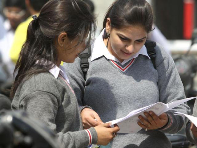 Tenth class student discuss the science paper in New Delhi. HT Photo/Sonu Mehta