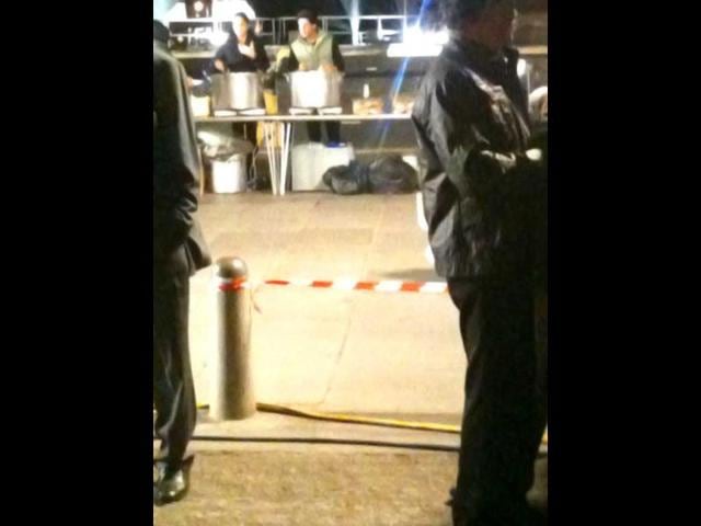 SRK-Katrina can be seen having food on the film sets. SRK-Katrina can be seen having food on the film sets.