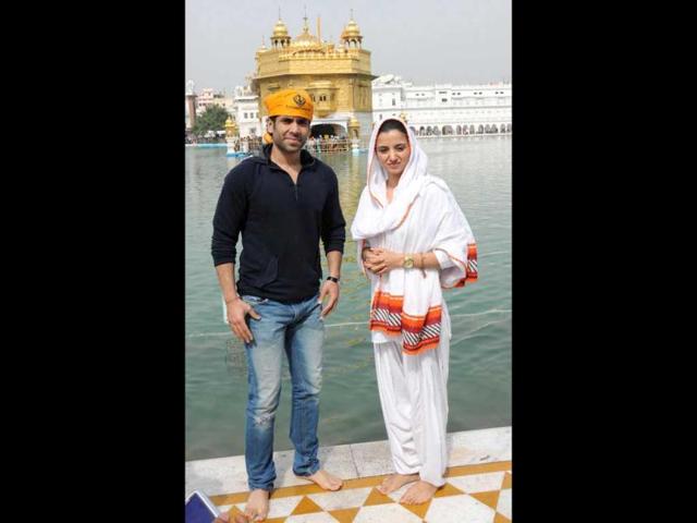 Tusshar Kapoor, who has been promoting Chaar Din Ki Chandni, went to seek blessings at the Golden temple at Amritsar with co-star Kulraj Randhawa. 