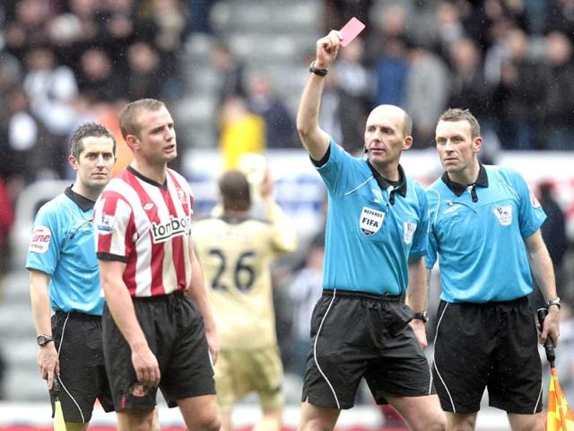 Sunderland-s-Lee-Cattermole-2L-is-sent-off-by-referee-Mike-Dean-after-a-1-1-draw-against-Newcastle-United-during-an-English-FA-Premier-League-football-match-at-St-James-Park-AFP-Photo-Graham-Stuart Sunderland-s-Lee-Cattermole-2L-is-sent-off-by-referee-Mike-Dean-after-a-1-1-draw-against-Newcastle-United-during-an-English-FA-Premier-League-football-match-at-St-James-Park-AFP-Photo-Graham-Stuart