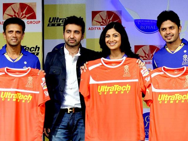 Indian-cricketer-Rahul-Dravid-Raj-Kundra-and-his-wife-Bollywood-actor-Shilpa-Shetty-and-cricketer-Sreesanth-unveil-the-IPL-2012-Rajsthan-Royals-jersey-in-Mumbai-on-March-5-AFP-Photo