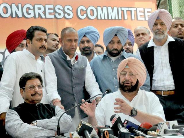 Punjab-Congress-chief-Capt-Amarinder-Singh-with-party-leaders-addressing-the-media-after-their-defeat-in-the-assembly-elections-PTI-Photo