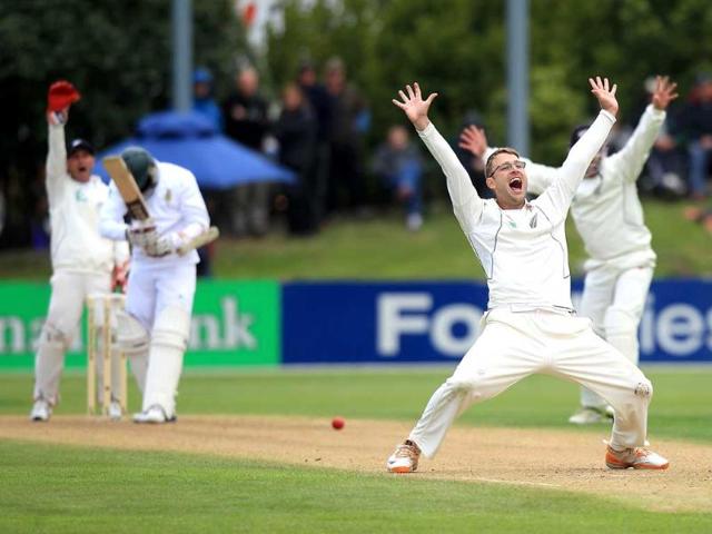 Daniel Vettori of New Zealand appeals for an LBW decision on Graeme Smith of South Africa during day one of the first five day international cricket Test match at the University Oval in Dunedin. AFP/Marty Melville