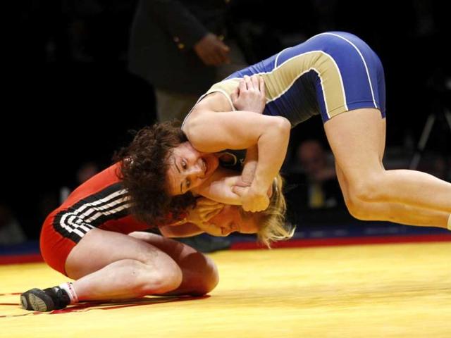 Henriette Slattum of Norway (L) and Marina Vilmova of Russia compete at the women's 48kg freestyle wrestling bronze medal match at the European Wrestling Championship in Belgrade. Reuters/Ivan Milutinovic