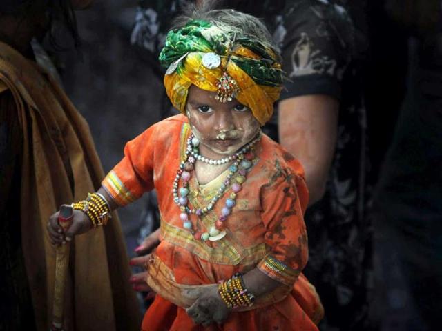 holi colours in lahore