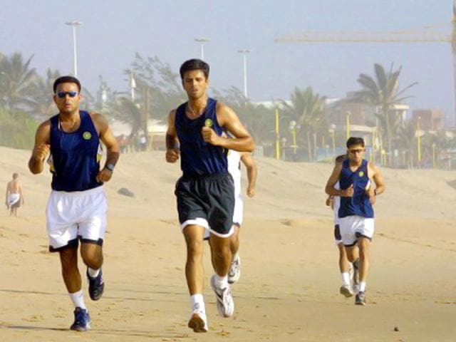Virendra Sehwag (L), vice-captain Rahul Dravid (C), Ajith Agarkar and coach John Wright jog on the Durban beachfront on 01 February 2003. AFP PHOTO/Rajesh Jantilal