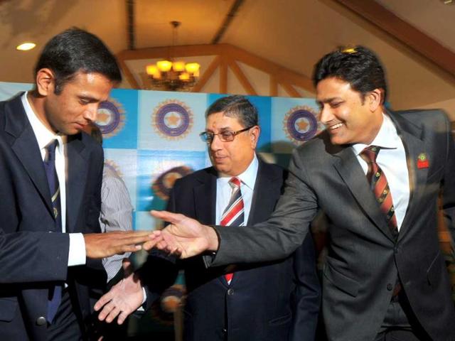 Rahul Dravid shakes hands with former cricketer and cricket administrator Anil Kumble as Board of Control for Cricket in India (BCCI) President N. Srinivasan looks on ahead of a press conference held to announce Dravid's retirement from international cricket in Bangalore. (AFP photo/ Manjunath Kiran)