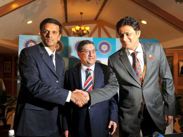 Rahul Dravid shakes hands with former cricketer and cricket administrator Anil Kumble as Board of Control for Cricket in India (BCCI) President N. Srinivasan looks on ahead of a press conference held to announce Dravid's retirement from international cricket in Bangalore. (AFP photo/ Manjunath Kiran)