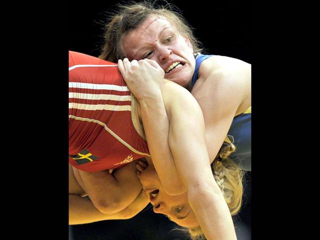 Sofia Magdalena Mattson (in red) from Sweden fights with Nataliya Synyshyn from Ukraine in the finals for the first place of the European Wrestling Championship 55 kg freestyle woman event in Belgrade. (AFP Photo)