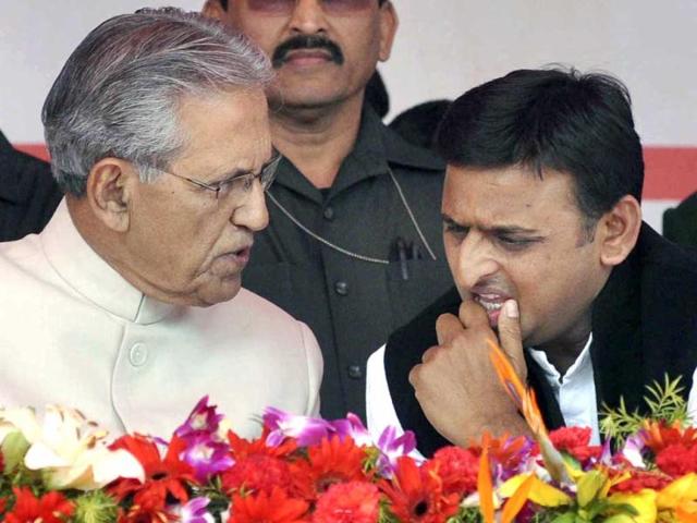 Governor BL Joshi administers oath to the chief minister of Uttar Pradesh Akhilesh Yadav during the swaring in ceremony in Lucknow. HT Photo/Ashok Dutta