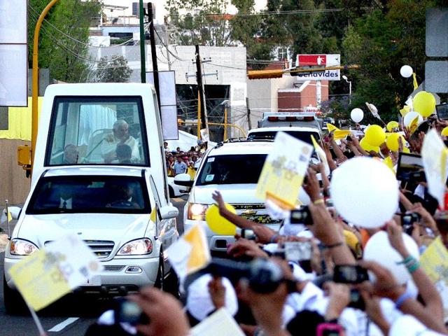 Pope Benedict XVI (front) arrives at Miraflores College in Leon, Guanajuato state, Mexico. (AFP photo/Hector Guerrero)