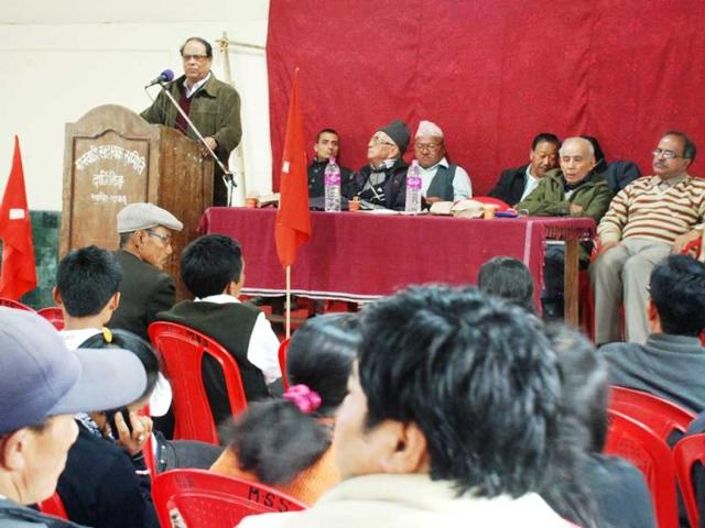 CPIM leader Asok Bhattacharjee adresses a CPIM meeting in Darjeeling. HT/Suman Baraily