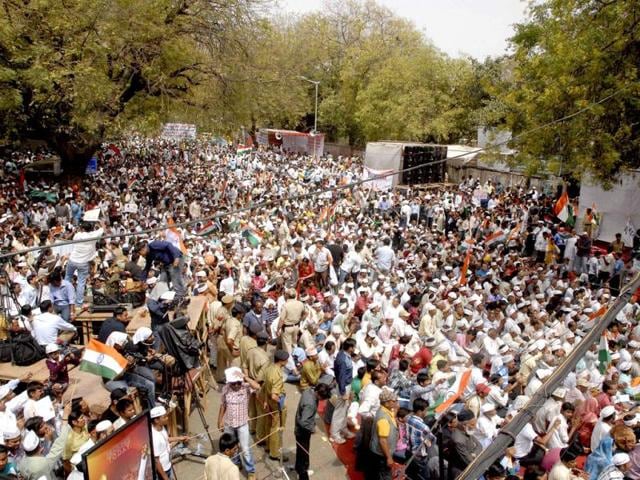 Thousands of Anna Hazare supporters, with their leader, sit on one-day fast demanding strong law to protect whistleblowers, in New Delhi. Agencies.