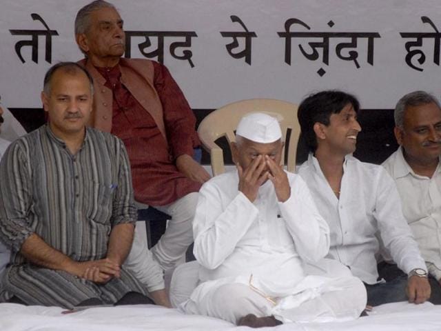 Civil Society leader Anna Hazare with thousands of supporters sits on one-day fast demanding strong law to protect whistleblowers, in New Delhi. Agencies