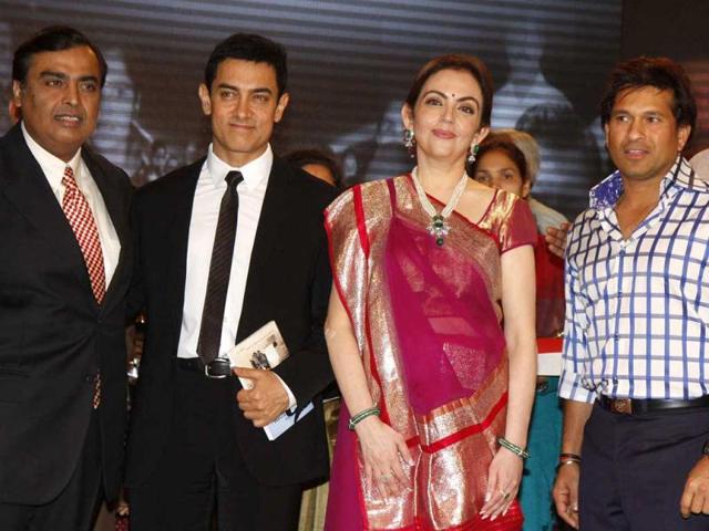 The happy group (L-R) Mukesh Ambani, Aamir Khan, Nita Ambani and Sachin Tendulkar.