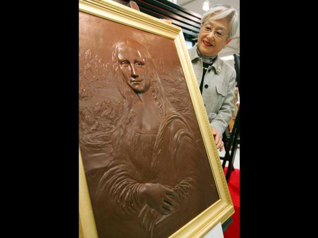 Setsuko Hara, president of Madame Setsuko Co, a brand of Mary's chocolate company, shows off her real scale reproduction of Leonardo da Vinci's masterpiece "Mona Lisa" made of chocolates during the Salon du Chocolat exhibition at a Tokyo department store. (Reuters) 