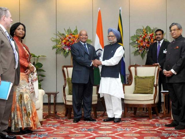 In this handout photograph released by India's Press Information Bureau (PIB) shows President of the Republic of South Africa Jacob Zuma (C/L) and Prime Minister Manmohan Singh (C/R), flanked by External Affairs Minister S.M Krishna (2R) as they shake hands after a bilateral meeting on the sidelines of the BRICS Summit in New Delhi. (AFP Photo)