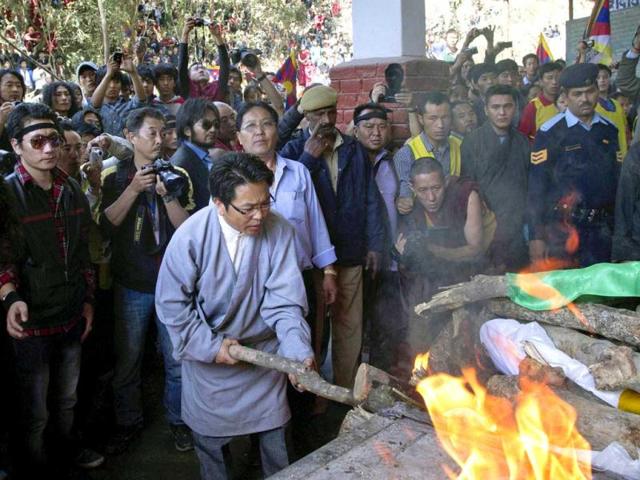 Vice President of Tibetan Youth Congress Dhondup Lhadar lights the funeral pyre of 27-year-old Jamphel Yeshi, who passed away on Wednesday morning two days after he immolated himself in New Delhi, in Dharmsala. (AP Photo/Ashwini Bhatia)