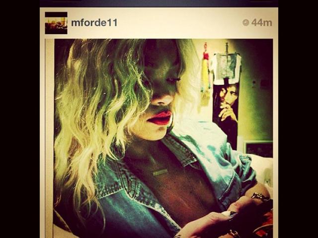 Pic caption: “My BFF's photography iz #ILLY.”