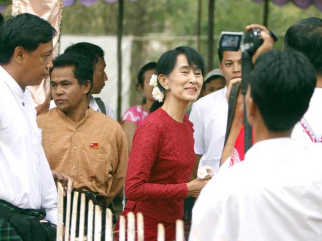 Myanmar's National League for Democracy party leader Aung San Suu Kyi, center, heads towards a polling station at Wah Thin Kha village in Yangon, Myanmar. AP photo