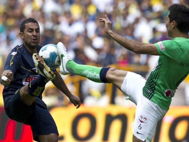 America´s Daniel Montenegro, left, fights for the ball with Monterrey´s Hector Morales during a Mexican soccer league match in Mexico City. (AP Photo)