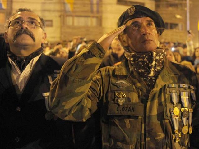 Argentine war veterans pay honour to their brothers in arms fell in the 1982 South Atlantic war between Argentina and Britain over the Falkland (Malvinas) Islands during the 30th Anniversary in Ushuaia. (AFP Photo)