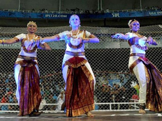 Pune Warriors cheerleaders perform prior of the IPL Twenty20 match between Pune Warriors and Deccan Chargers at The D.Y. Patil Cricket stadium in the outskirts of Mumbai on May 16, 2011. AFP PHOTO/Indranil MUKHERJEE