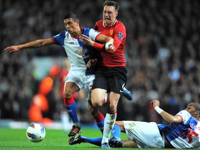 Manchester United defender Phil Jones (C) vies with Blackburn Rovers midfielders Jason Lowe (L) and Steven N'Zonzi during their English Premier League football match at Ewood Park, Blackburn, north-west England. AFP Photo/Andrew Yates