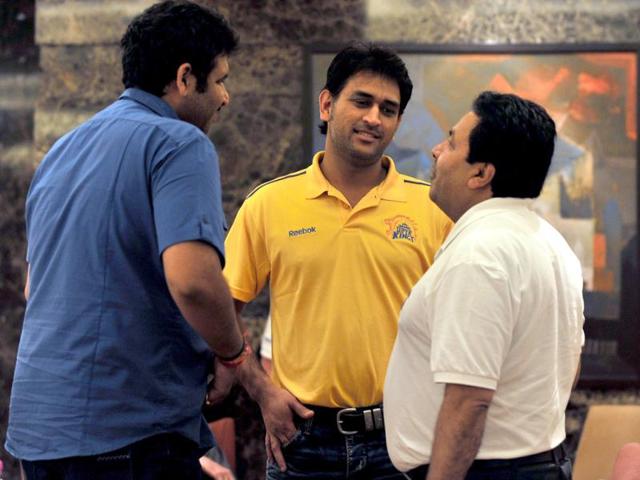 Chennai Super Kings cricket team captain, Mahendra Singh Dhoni (C) speaks to Indian Premier League chairman Rajiv Shukla (R) and an unidentified official at a hotel in Chennai. AFP/Manjunath Kiran