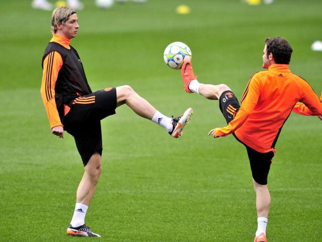 Chelsea's Spanish striker Fernando Torres (L) and Spanish midfielder Juan Mata (R) take part in a training session at Stamford Bridge in London ahead of their UEFA Champions League quarter-final second leg football match against Benfica. AFP/Glyn Kirk