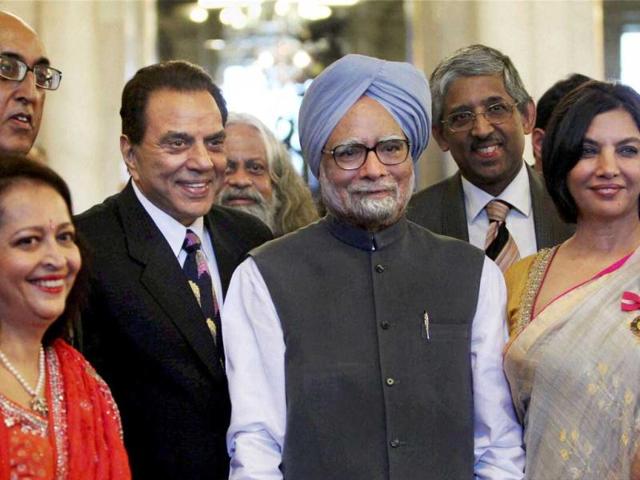 Prime Minister Manmohan Singh poses for a group photo with Shabana Azmi, Dharmendra Deol and other awardees at Padma Awards ceremony at the Rashtrapati Bhavan in New Delhi. PTI Photo by Vijay Verma