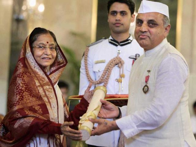 President Pratibha Patil presents Padma Shri to social worker from J&K, Sat Paul Varma at Padma Awards ceremony at the Rashtrapati Bhavan in New Delhi. PTI Photo by Vijay Verma