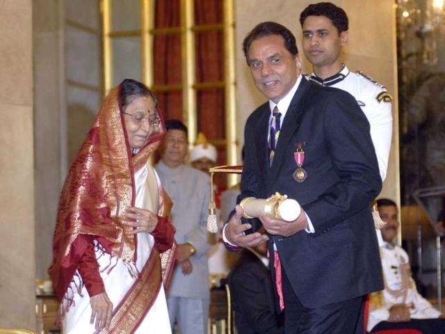 The President poses with the legendary Bollywood actor.
