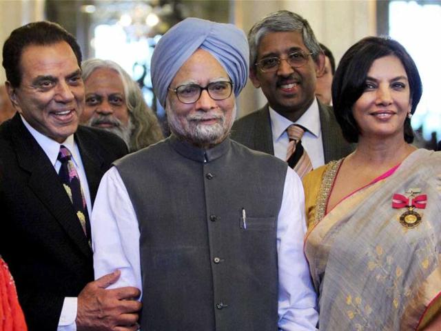 Renowned Bollywood actors Shabana Azmi and Dharmendra, seen here with Prime Minister Manmohan Singh (Centre), were conferred upon the title of Padma Bhushan by the President of India.