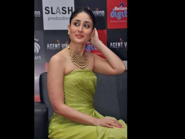 Kareena Kapoor is clad in a green dress at Agent Vinod's promotions. The fat on her arms is just bulging out of the picture. Wearing a tube is not a good option for Kareena now.