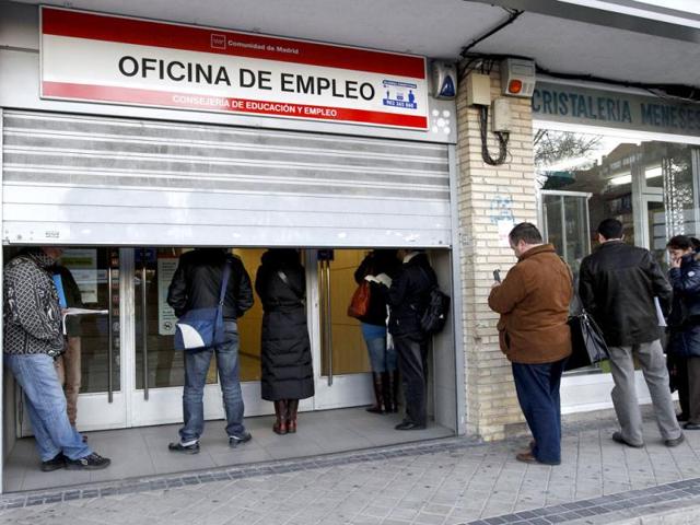 People wait for the opening of a government employment office in Madrid. The number of people registered as jobless in Spain rose by 1,897, or 0.04 %, in December compared with the month before, sending the number of unemployed to 4.42m, the Labour Ministry said. REUTERS/Andrea Comas