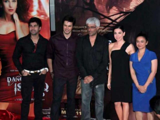 Aarya Babbar, Rajneesh Duggal, Vikram Bhatt and Karisma Kapoor pose for shutterbugs.