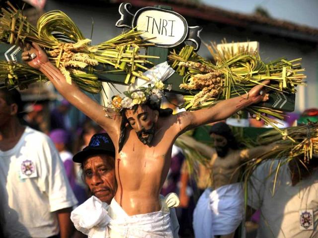 The faithful take part in the procession of the Jesus of Nazareth in the town of Izalco, 60 km west of San Salvador. (AFP Photo)