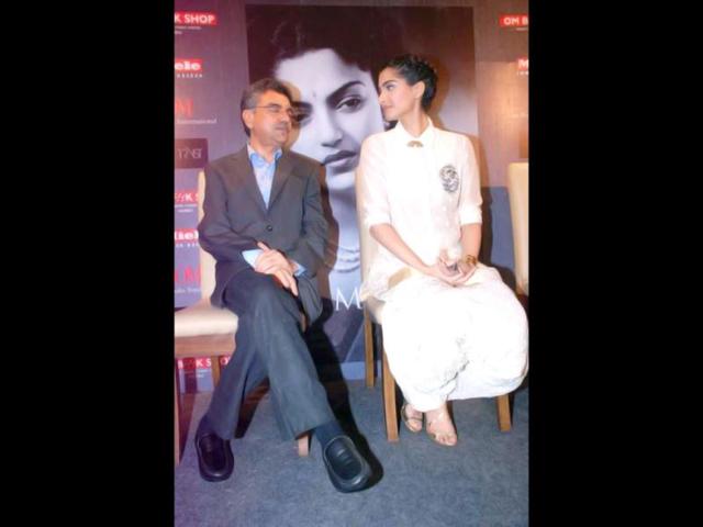 Sonam Kapoor interacts with Khalid Mohamed.