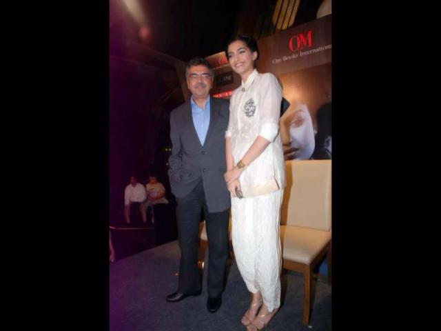 Sonam Kapoor poses with the author.