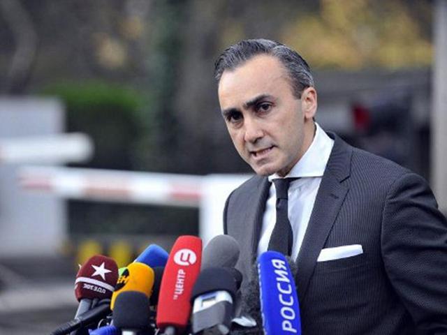 Albert Dayan, attorney for Viktor Bout, speaks to the media outside Manhattan Federal court after his client was sentenced to 25 years in New York. Bout was convicted of conspiring to sell millions of dollars worth of weapons, including anti-aircraft missiles, to men he believed were terrorists intending to kill Americans. AFP PHOTO / STEPHEN CHERNIN