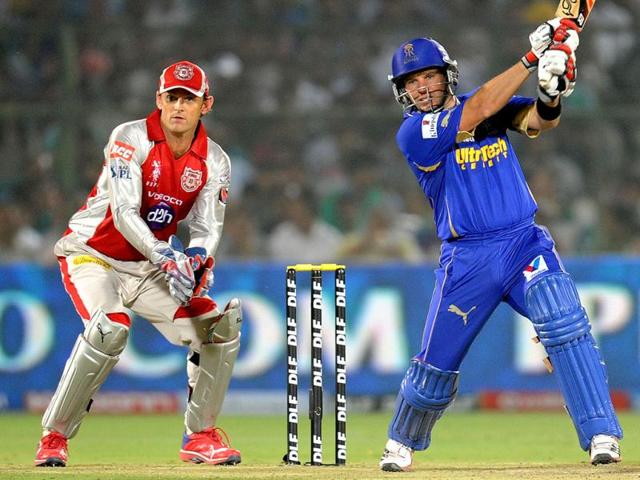 Kings XI Punjab wicketkeeper Adam Gilchrist (L) looks as Rajasthan Royals batsman Brad Hodge plays a shot during the IPL Twenty20 cricket match between Rajasthan Royals and King XI Punjab at The Sawai Mansingh Stadium in Jaipur. (AFP Photo/Raveendran)
